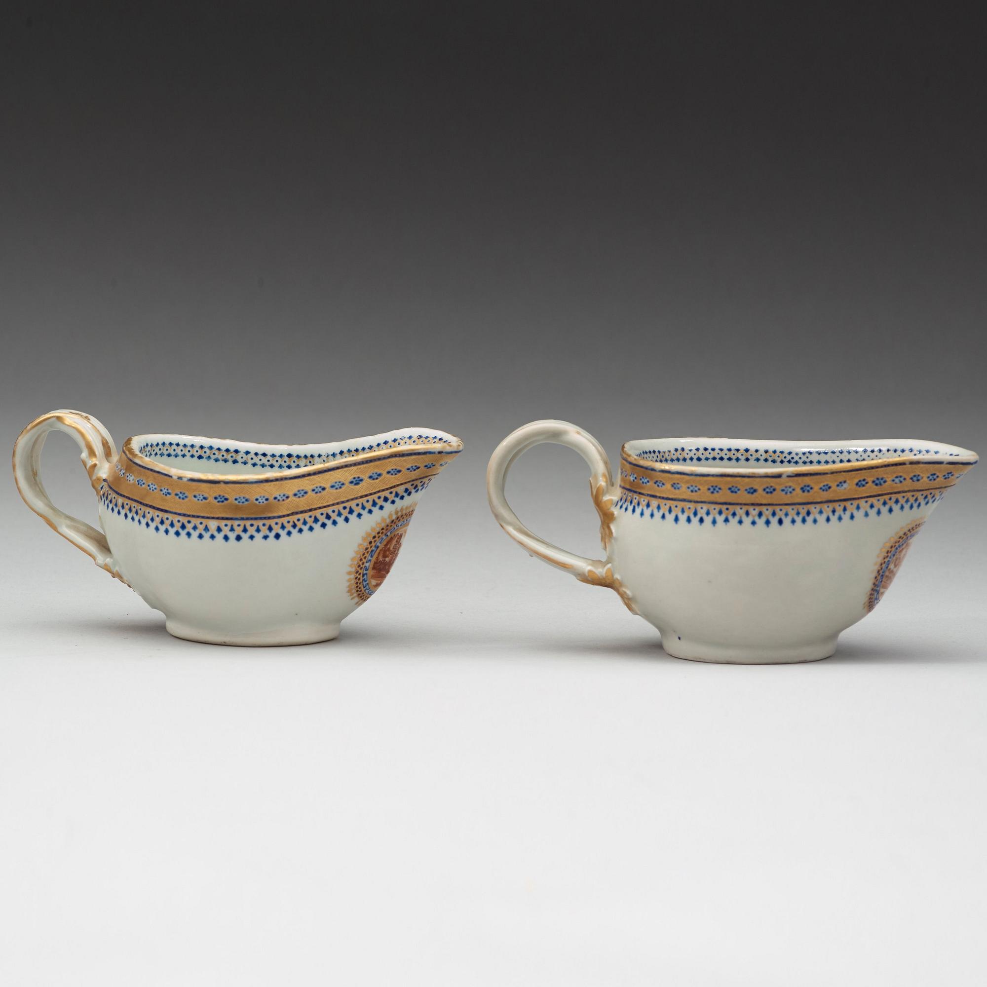 A pair of export sauce boats, Qing dynasty, Jiaqing (1796-1820).