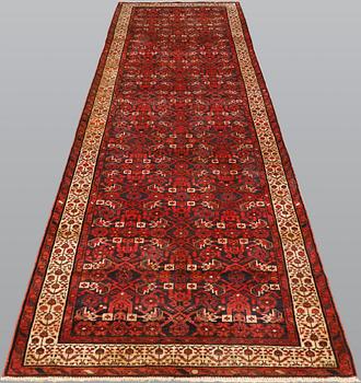 Runner, Hamadan, ca 420 x 105 cm.