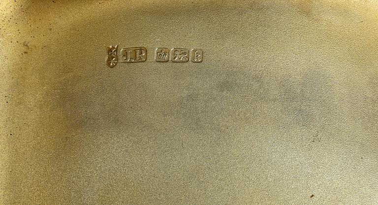 CIGARETTETUIER, 2 st, silver, bl.a Joseph Rodgers & Sons, Sheffield, Storbritannien, 1902. Tot vikt ca 229 g.