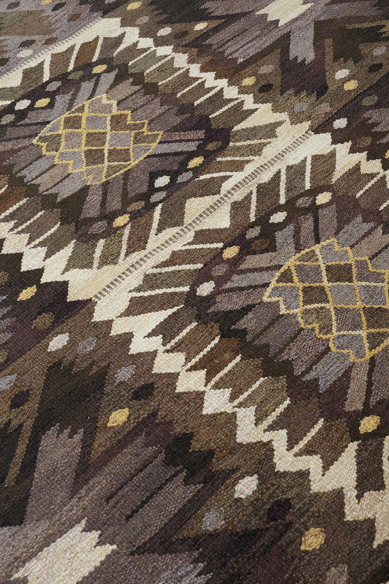 Barbro Nilsson, MATTA, "Nejlikan gråsvart", gobelängteknik, ca 276,5 x 215 cm, signerad AB MMF BN.