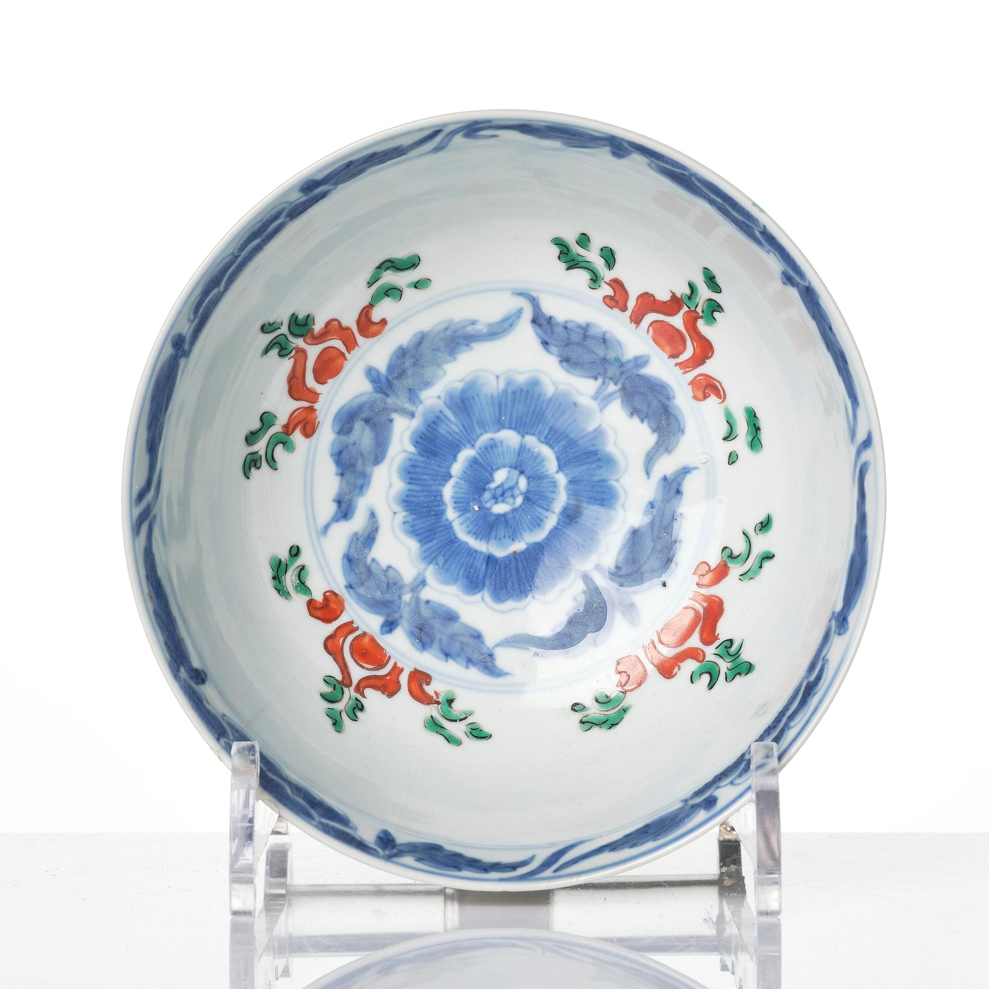 Skål samt fat, porslin. Qingdynastin, Kangxi (1662-1722).