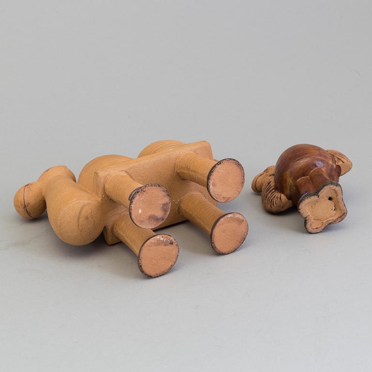 LISA LARSON, figurin, stengods, "Kamel" ur serien "Jura" samt "Dromedar" ur serien "Menagerie", Gustavsberg.