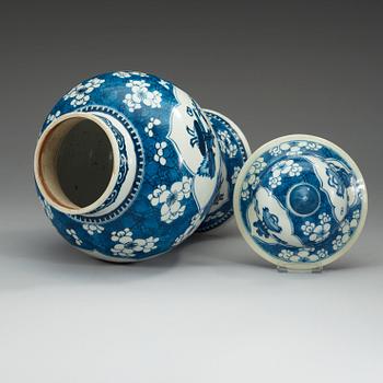 A blue and white jar with cover, Qing dynasty, Kangxi (1662-1722).