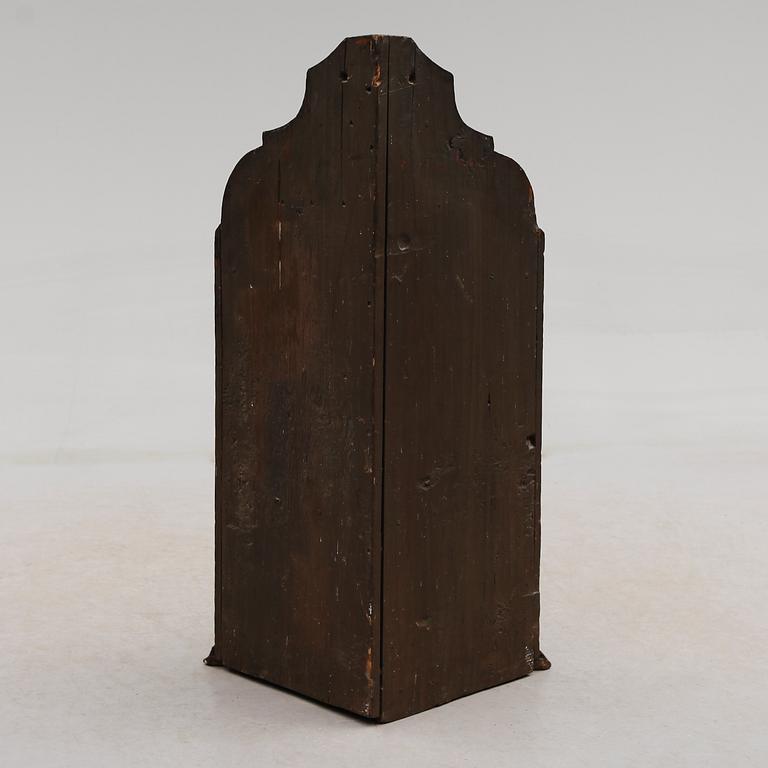 HÄNGHÖRNSKÅP, allmoge, 1800-talets första hälft.