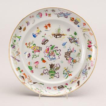 A famille rose '100 antiques' plate, late Qing dynasty.