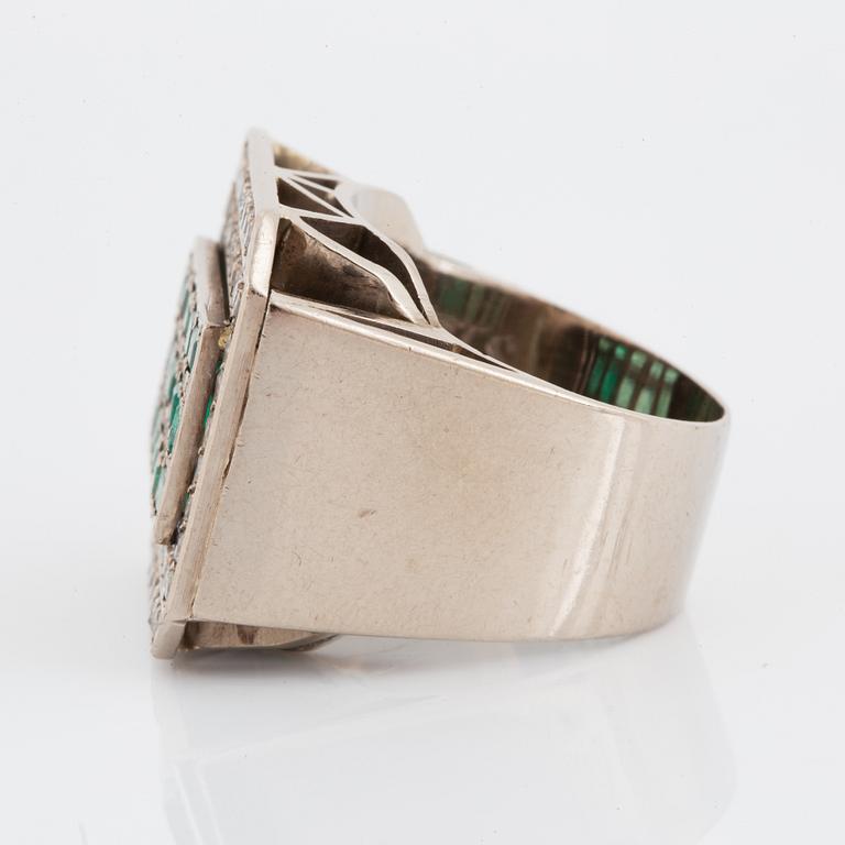 RING, vitguld med diamanter och smaragder.