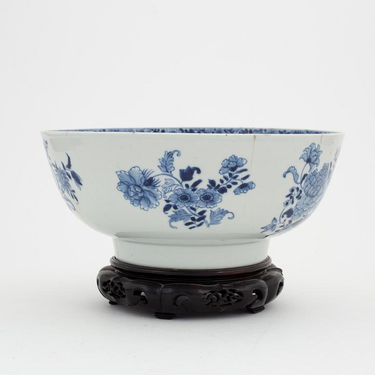 A blue and white punch bowl, Qing dynasty, Qianlong (1736-95).