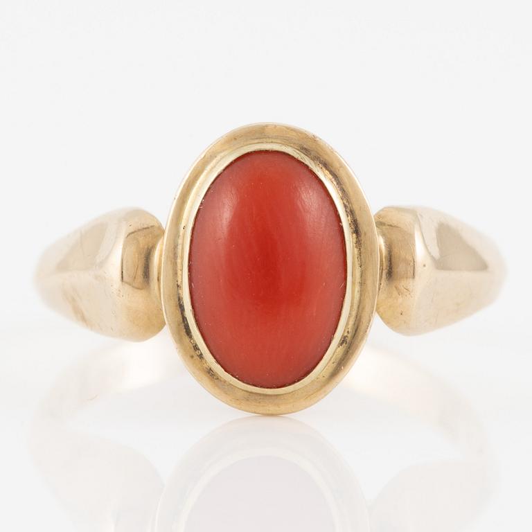 Ring of low carat gold with coral.
