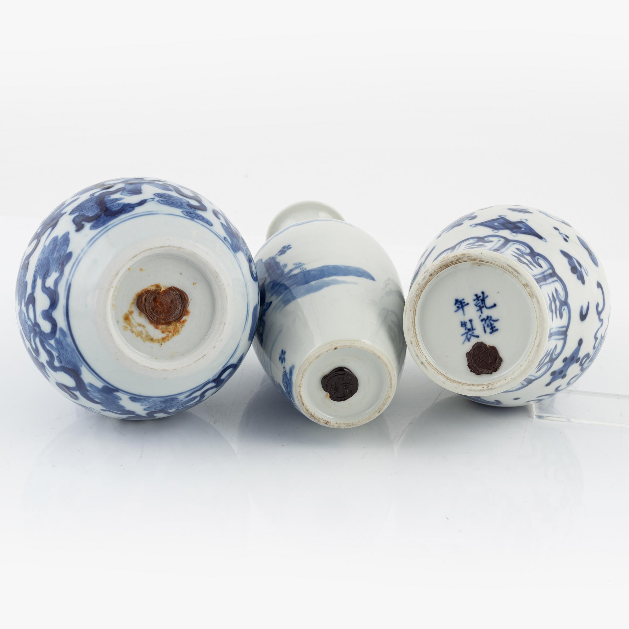 A set of three blue and white vases, late Qing dynasty, circa 1900.
