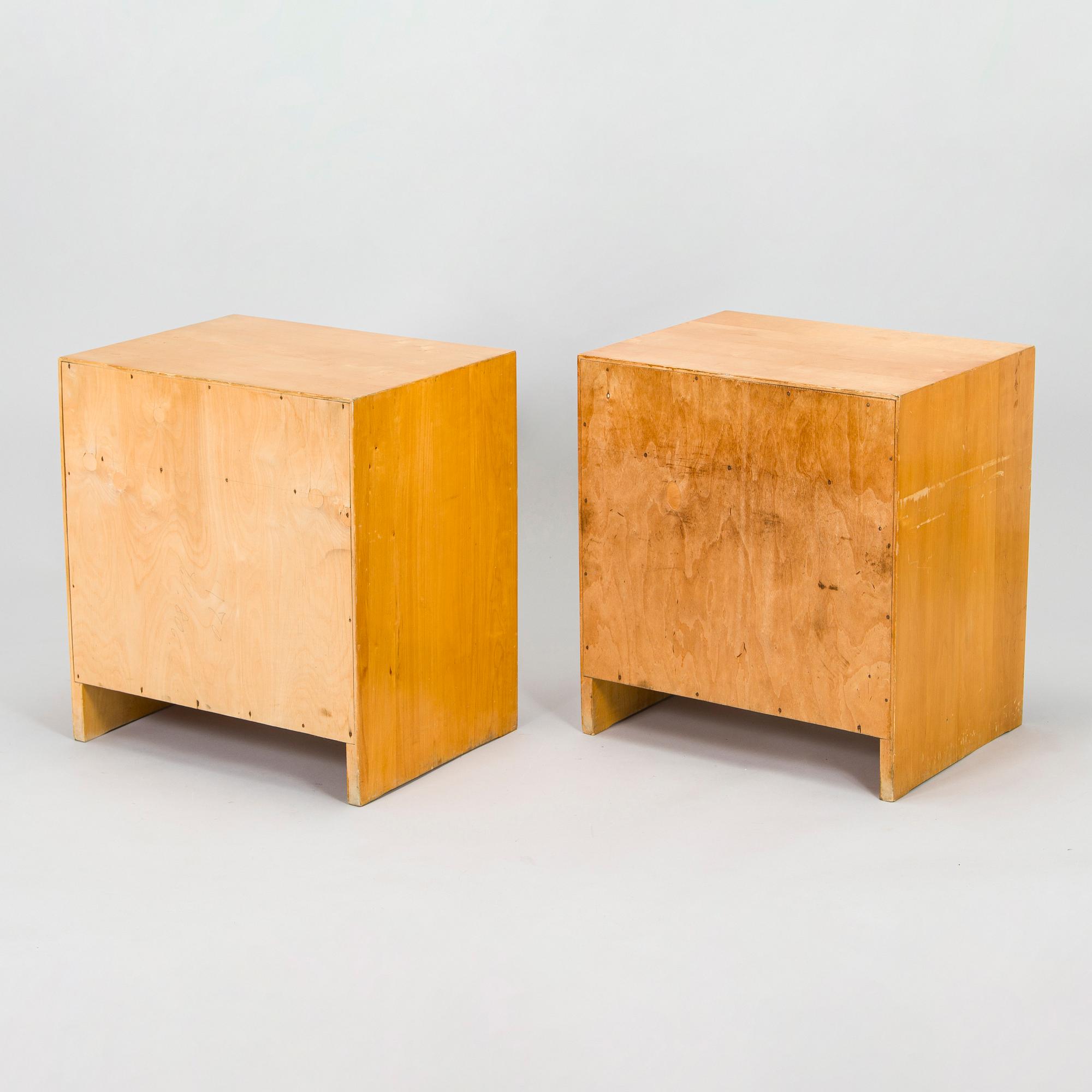 Aino Aalto, sängbord, 2 st, modell 170, O.Y. Huonekalu- ja Rakennustyötehdas A.B. 1940-tal.