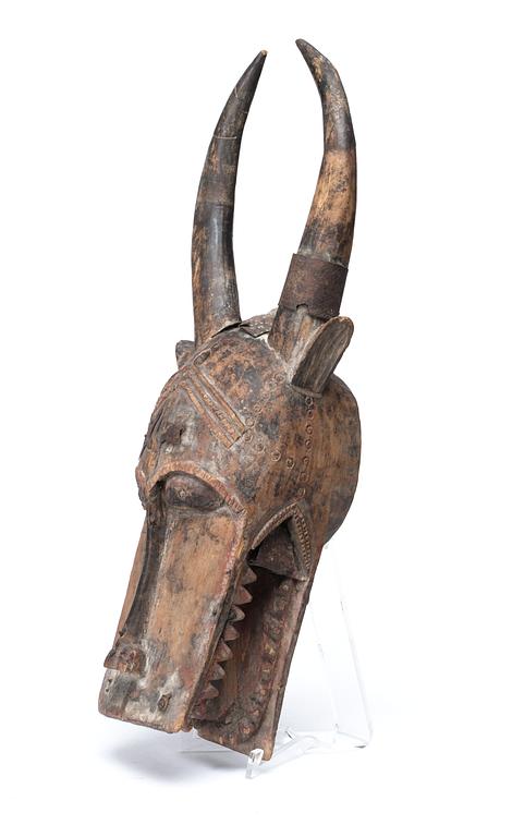 HUVUDPRYDNAD. Buffelhuvud. Trä och metall. Senufo-stammen. Côte d'Ivoire (Elfenbenskusten) 1940-tal. Höjd 42,5 cm.