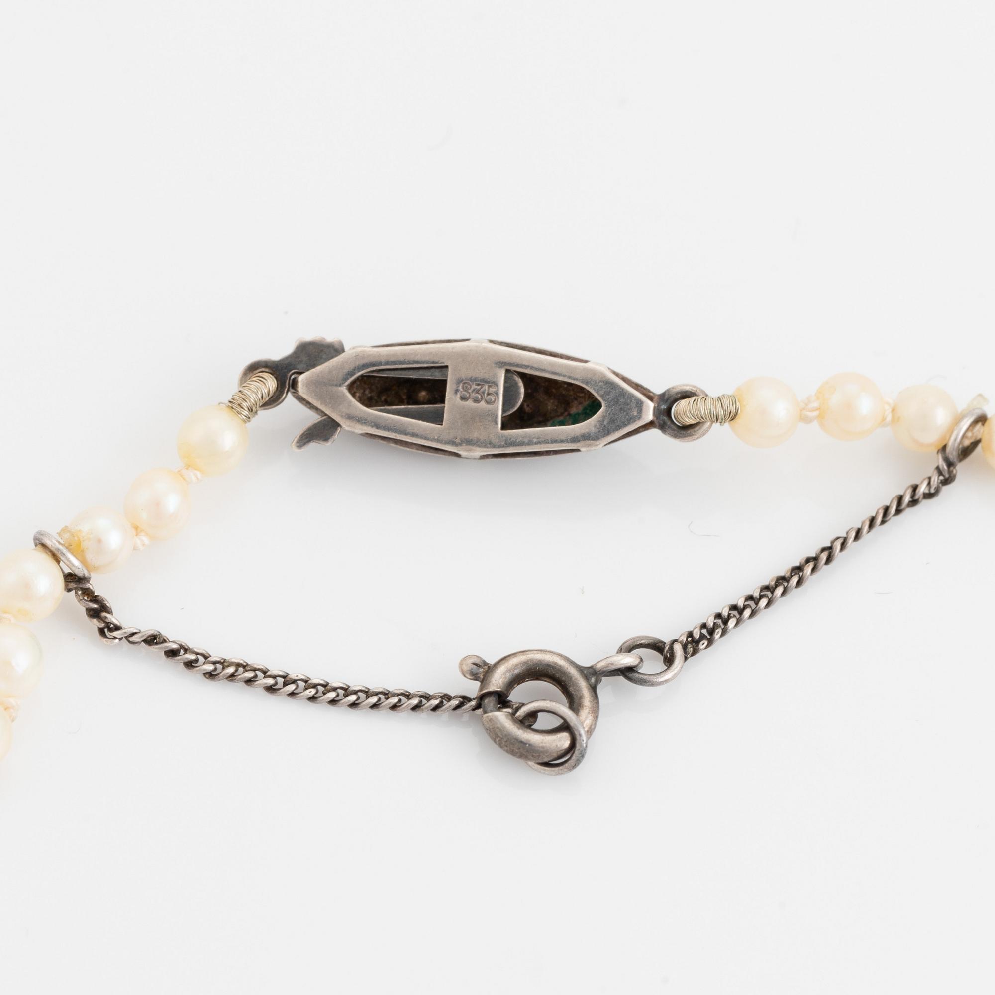 Cultured pearl necklace, clasp silver.