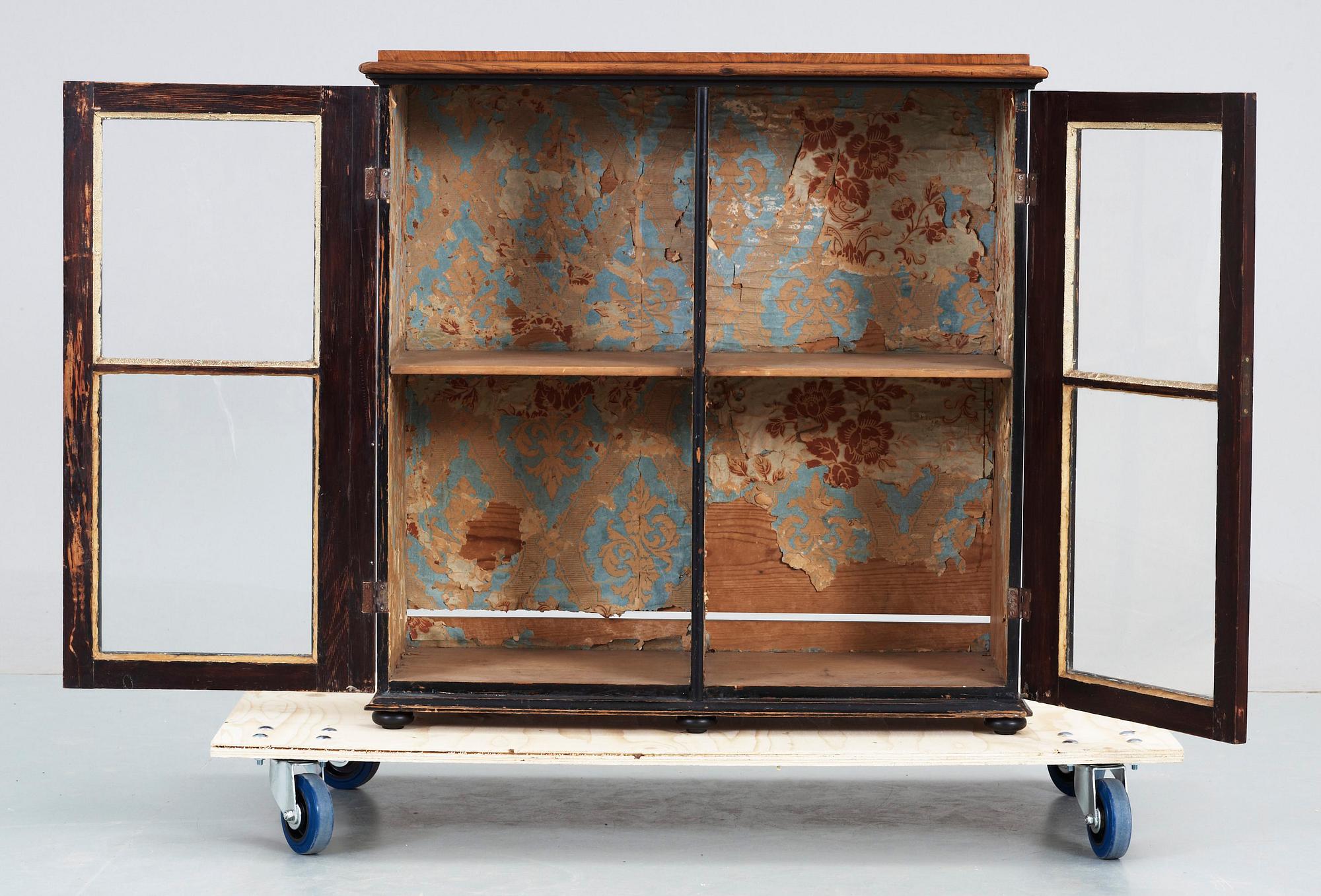 DOCKSKÅP, nyrenässans, 1800-talets slut.