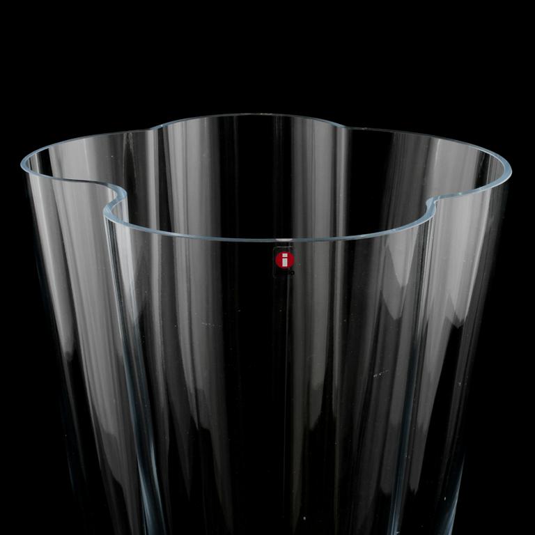 VAS, glas, Alvar Aalto, Iittalas, märkt ALVARO AALTO IITTALA, och daterad 2003.