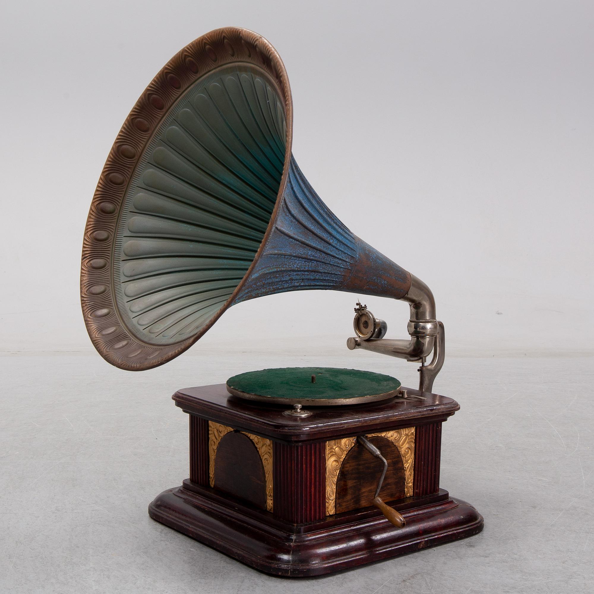 An early 20th century 
English gramophone player.