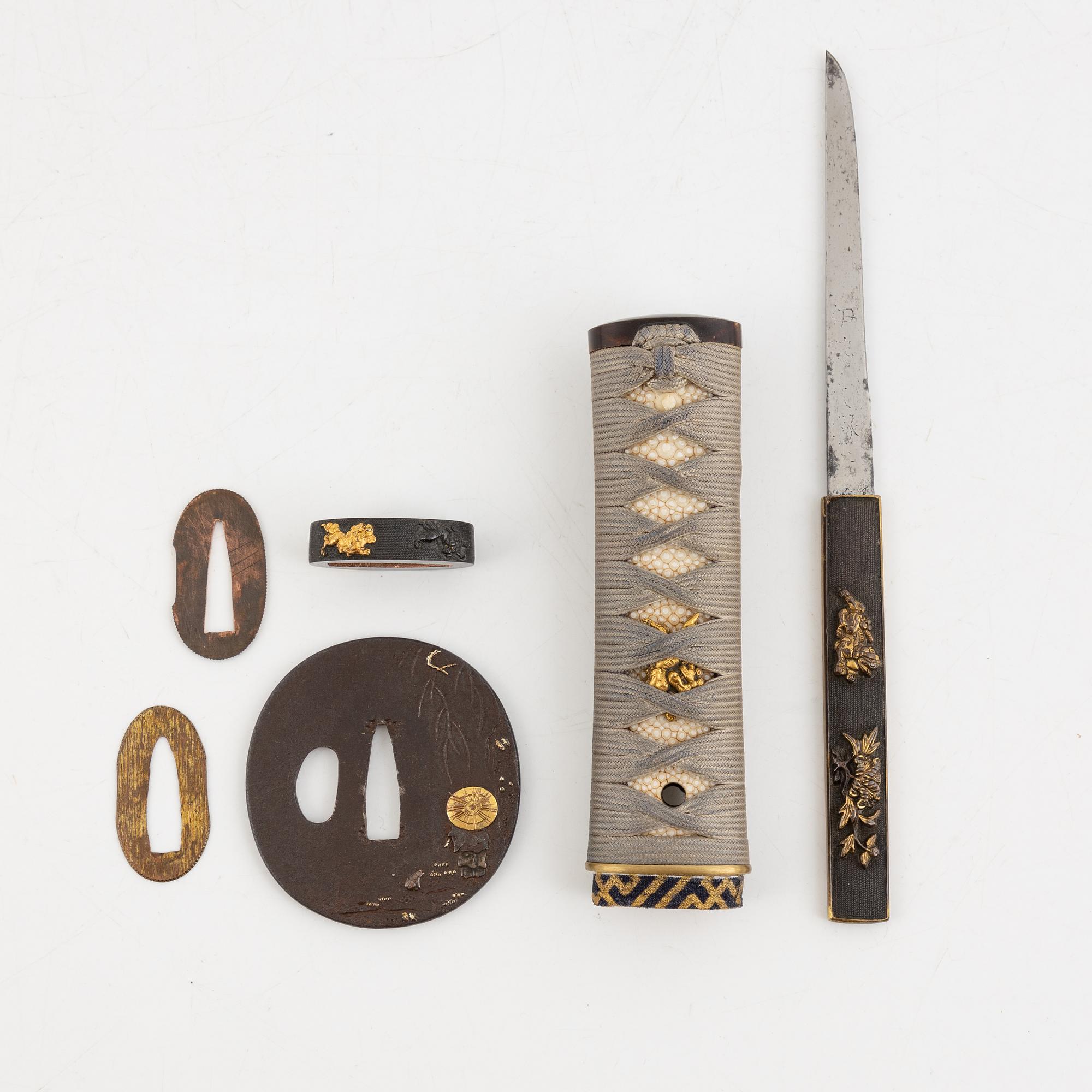 A mei tanto. Echizen  Kanenori (越前住兼則). In shirasaya with koshirae.