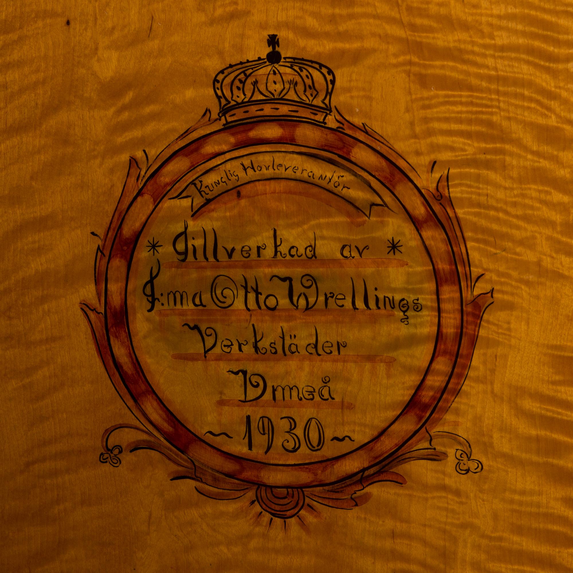 A 1930 cabinet manufactured by Hovleverantör Otto Wrellings Verkstäder Umeå.