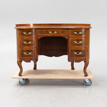 Skrivbord, rokokostil, 1900-talets första hälft.