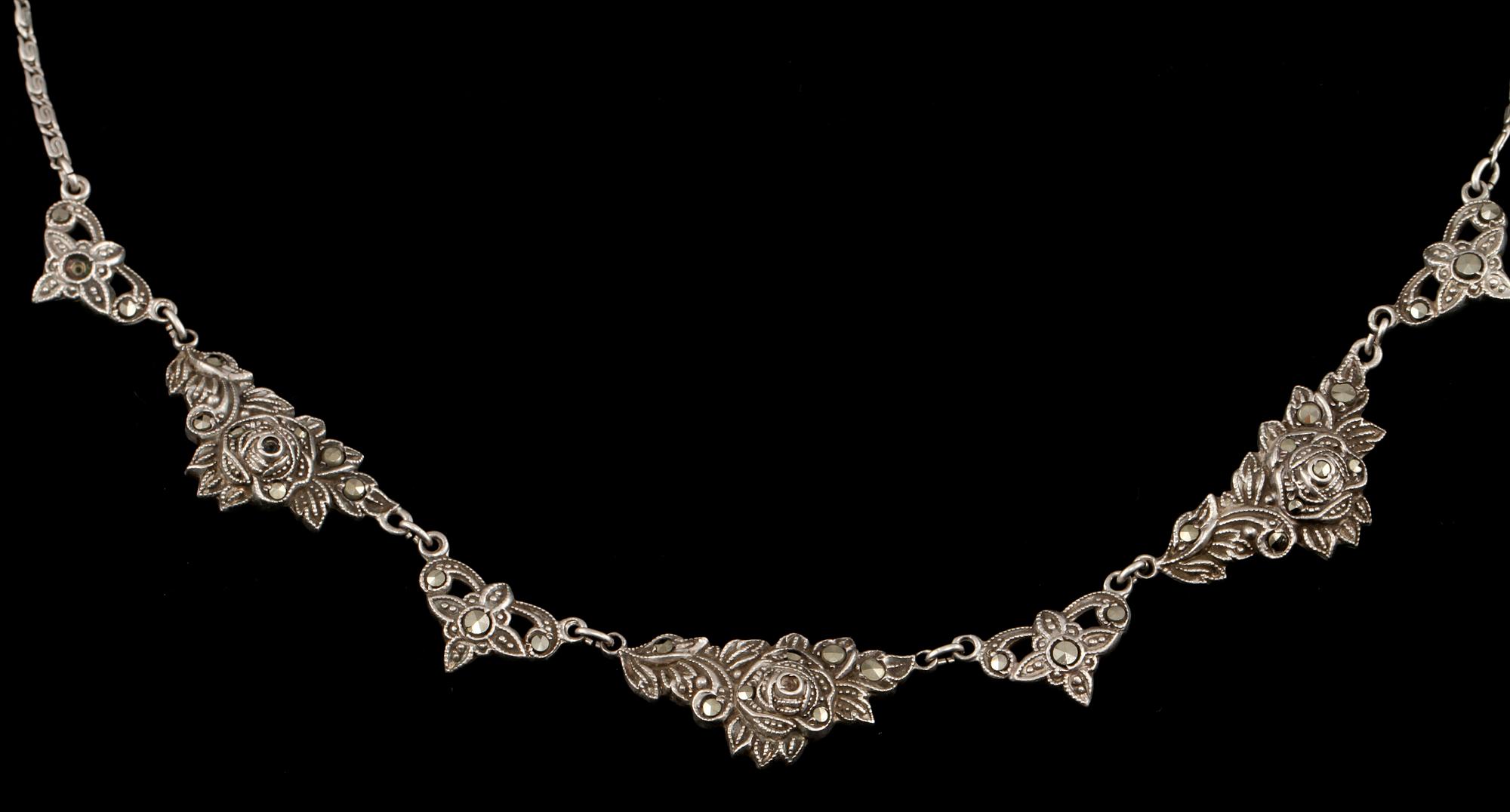 COLLIER, silver samt markasiter. Vikt 12 g.