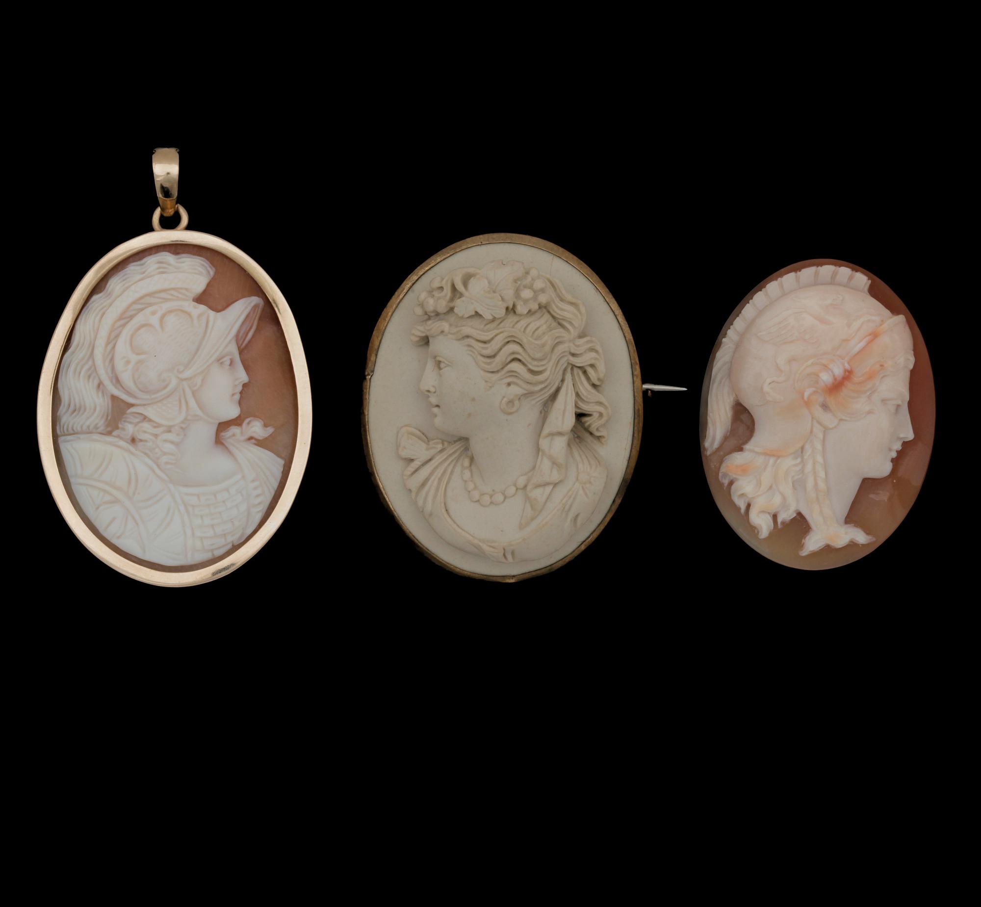 HÄNGE OCH BROSCH, 2+1st, caméer, en infattning i 18k guld.