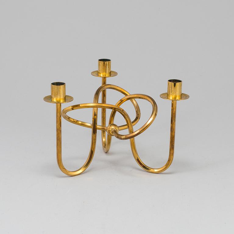 JOSEF FRANK, ljusstake, mässing ”Vänskapsknuten”, Firma Svenskt Tenn, 1900-tal.