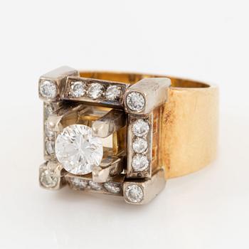 Ring in 18K gold set with round brilliant-cut diamonds.