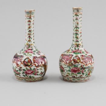 VASER, ett par, porslin, Kina, 1800-tal.