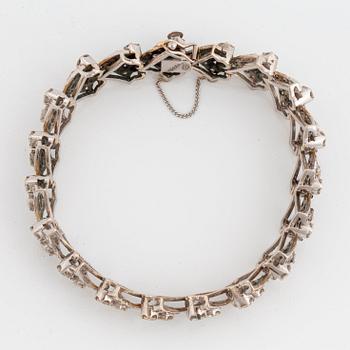 An 18K white gold bracelet set with round brilliant-cut diamonds.