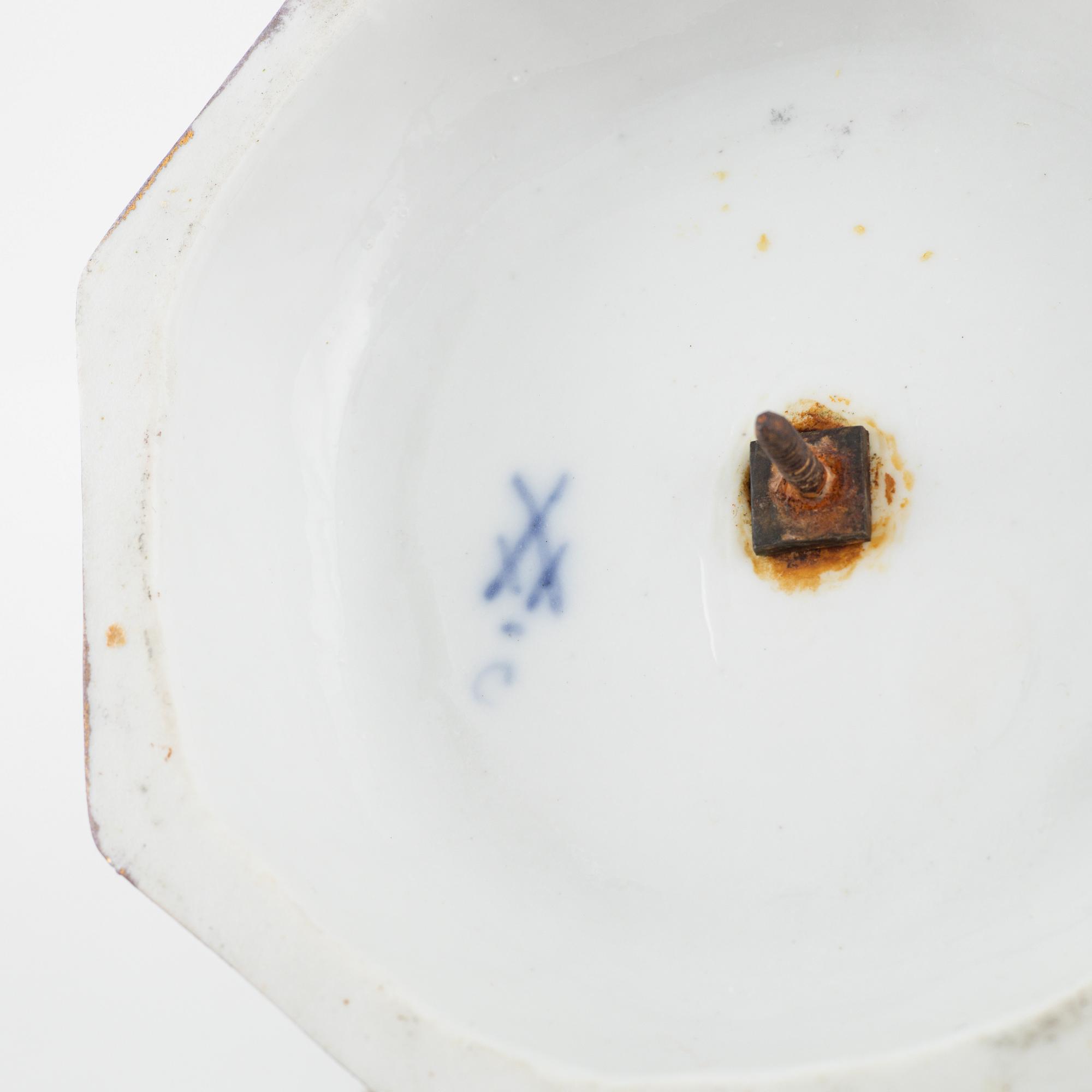 Uppsatsskålar, ett par samt urna med lock, porslin, Meissen, 1900-talets början.