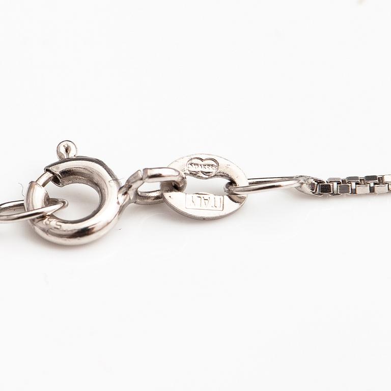 A 14K white gold neclöace with a ca. 0.50 ct brilliant cut diamond.