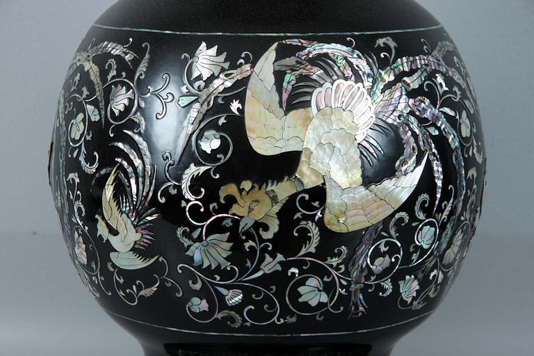 GOLVURNA, svartlackerad mässing, Kina, 1900-tal.