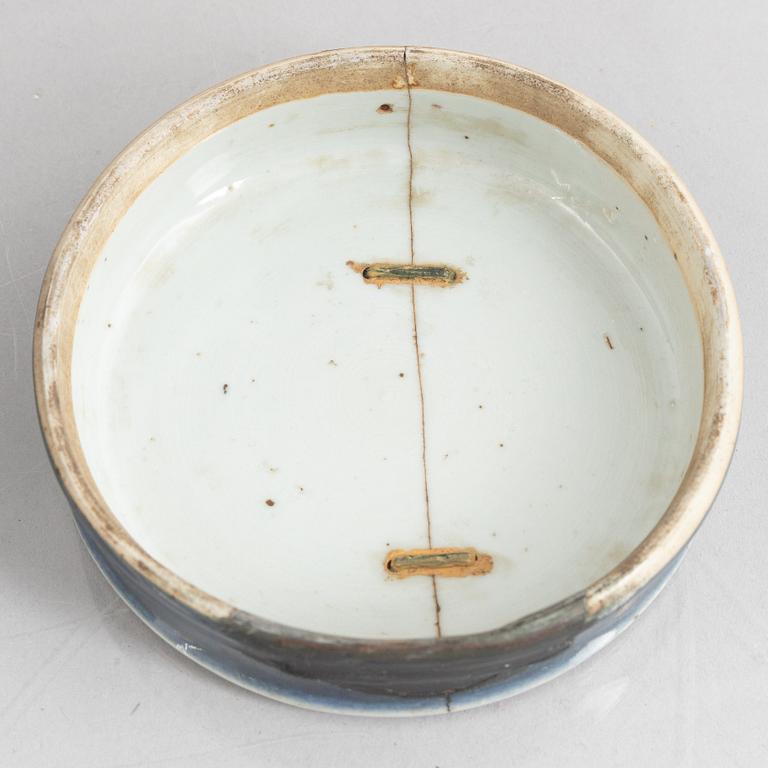 A powder blue pot, Qing dynasty, 18th century.