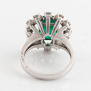 Ring med smaragd och runda briljantslipade diamanter.
