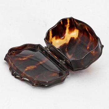 SNUSDOSA, sköldpadd och silver, senbarock, 1700-talets mitt.