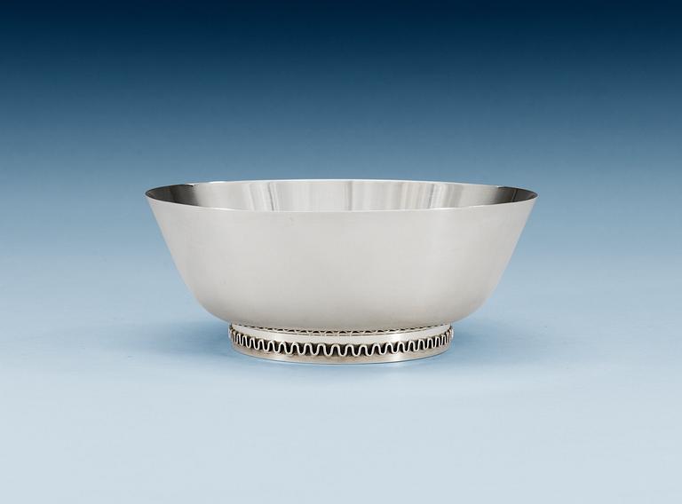 A Sigvard Bernadotte sterling bowl. desing nr 904, by Georg Jensen, Copenhagen 1945-77, sterling.
