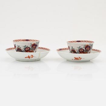 A pair of kakiemon style porcelain cups with saucers, Meissen, 18th Century.