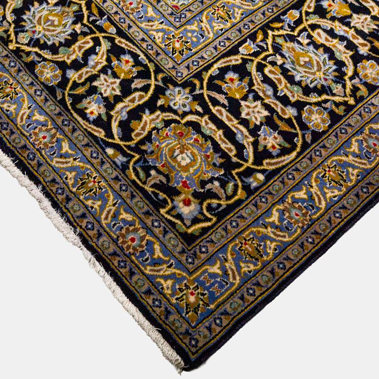 A carpet, Kashan, ca 400 x 311 cm.