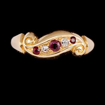 RING, 18 k guld, med 3 rubiner samt rosenstenar, England, omkring år 1900. Vikt ca 3 gram.