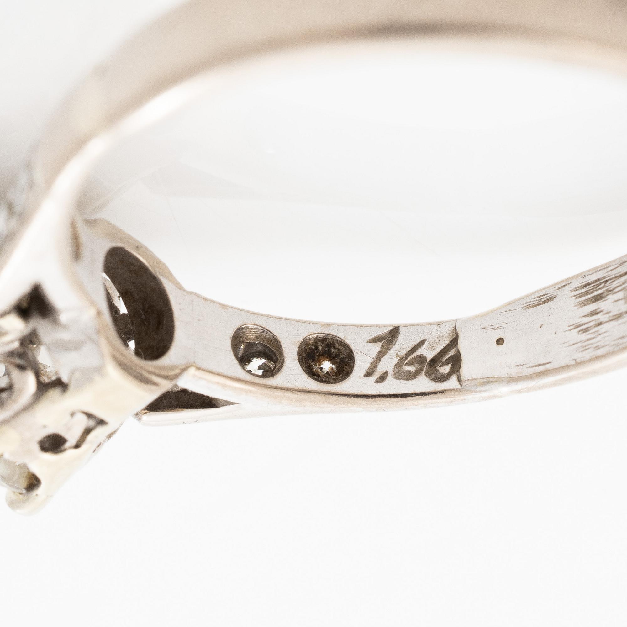 Ring in 18K white gold set with a brilliant-cut diamond.