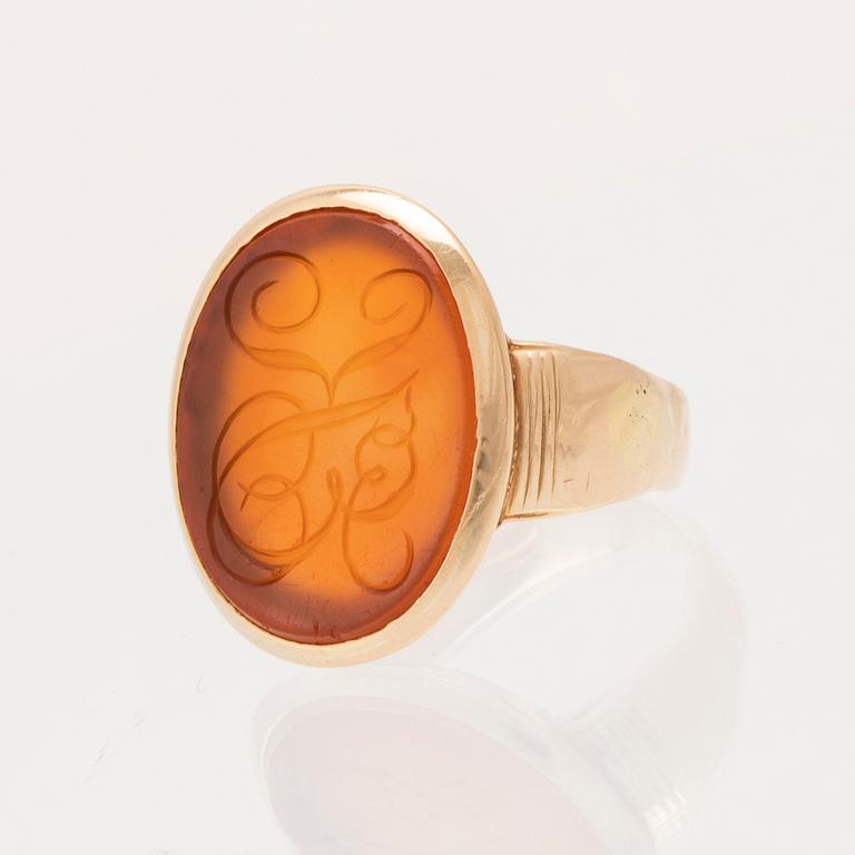 Ring in 18K gold with carnelian seal.