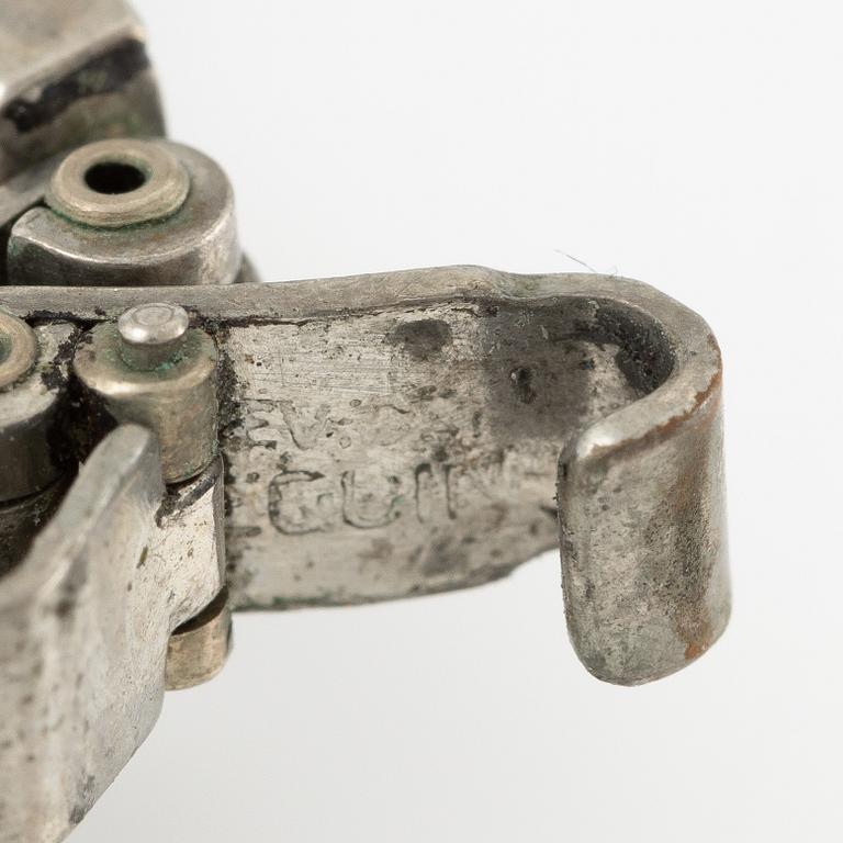 Damarmbandsur, platina med åttkantslipade diamanter, med textilrem.