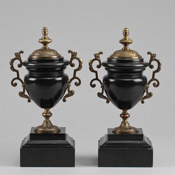 PRYDNADSURNOR, ett par. Omkring sekelskiftet 1900.