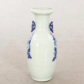 A Chinese porcelain vase around 1900.