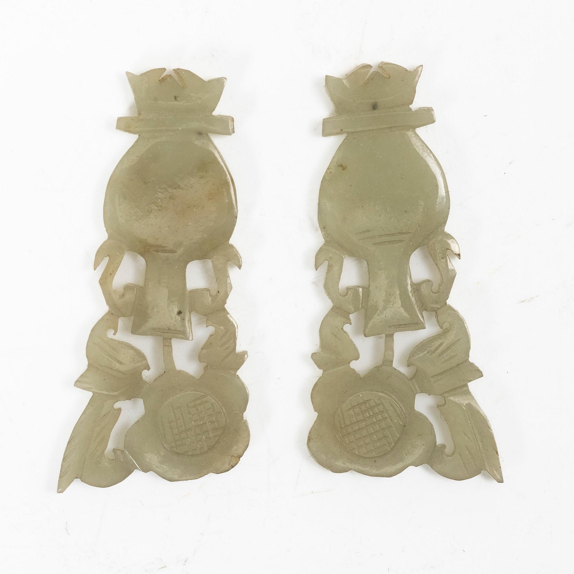 Broderi, siden samt två dekordelar i sten, Kina, Qingdynastin.