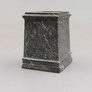 SOCKEL, Kolmårdsmarmor, 1900-tal.