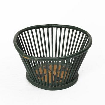 Pine basket, 19th century.