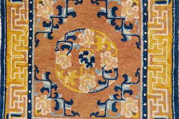 A meditation rug, antique Ningxia, ca 67,5-68,5 x 67,5-68,5 cm.