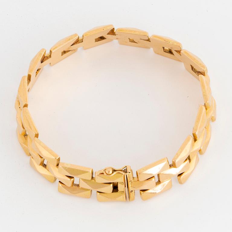 An 18K gold bracelet, Italy.