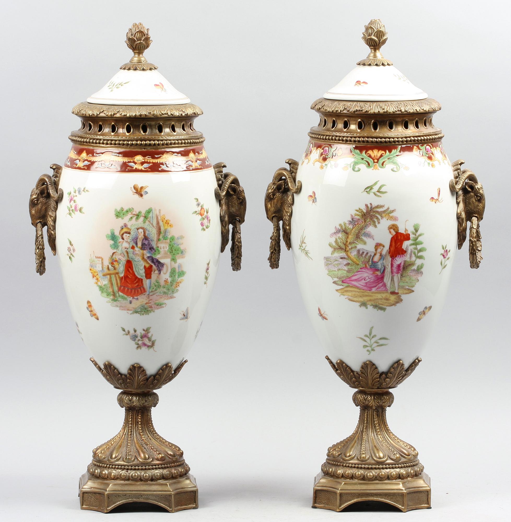 URNOR MED LOCK, 2 st snarlika, porslin.