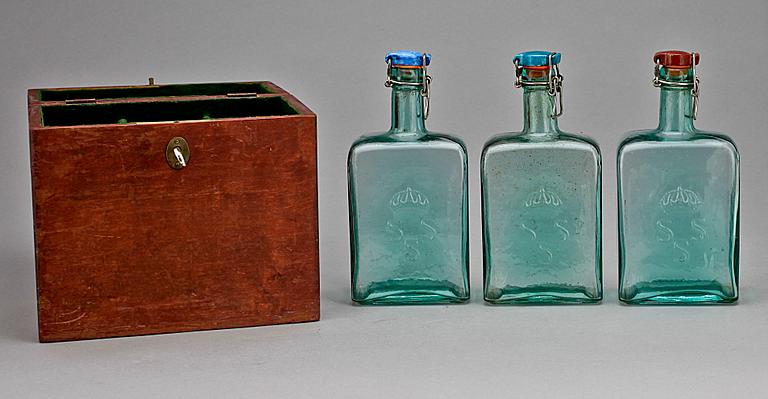 SCHATULL MED FLASKOR, bl a trä och glas, sekelskiftet 1800/1900.